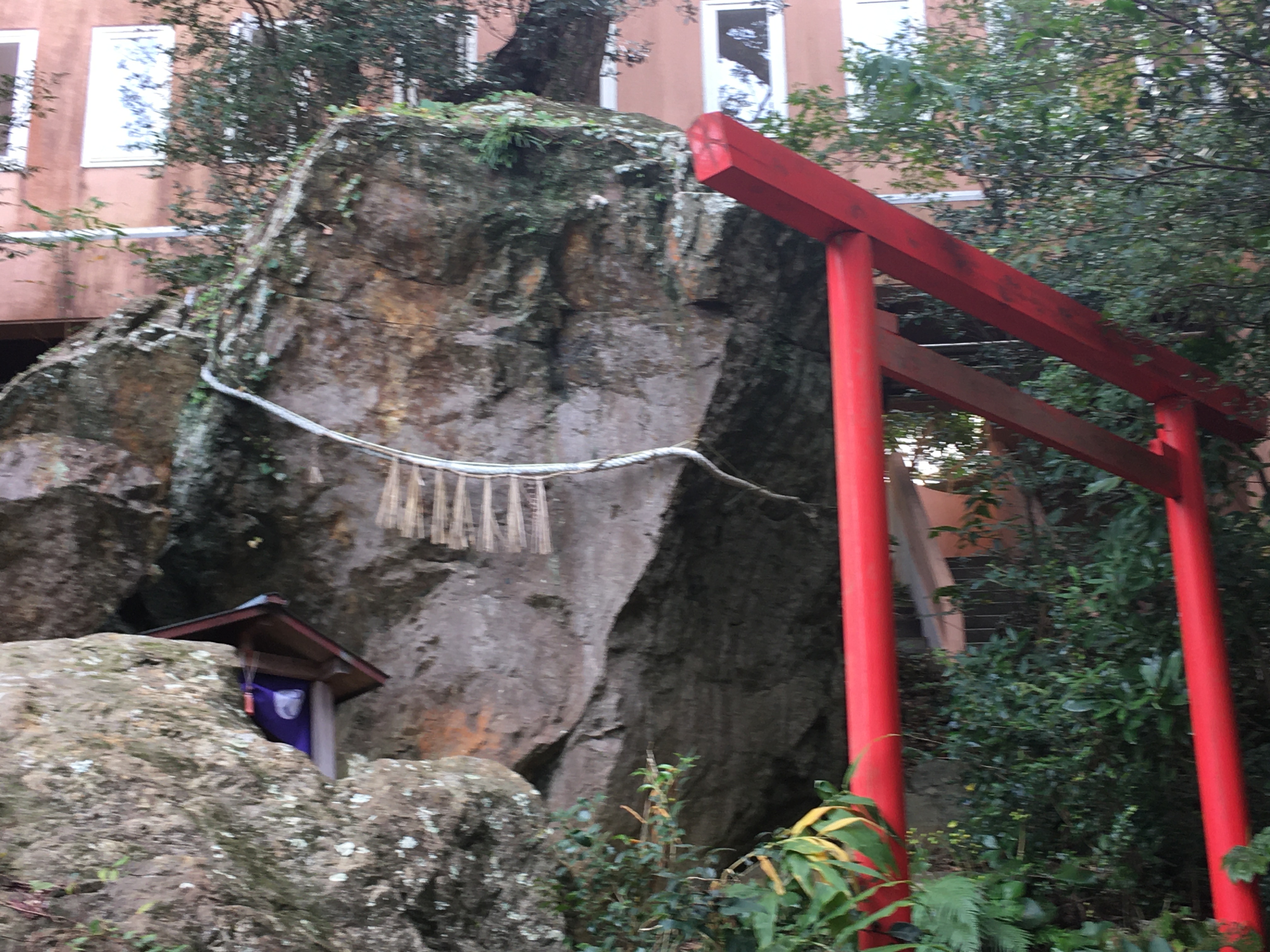 勝負の神様 神社 は人目に隠れた巨大岩石が祀られた強力なパワースポットだった 三重県鳥羽市 Oh Ise 勝負の神様 神社 は人目に隠れた巨大岩石が祀られた強力なパワースポットだった 三重県鳥羽市 Oh Ise